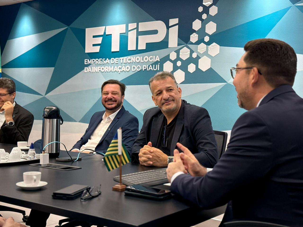 Comitiva do Paraná visita Etipi para conhecer experiência do Piauí em políticas de governo digital e modernização dos serviços públicos