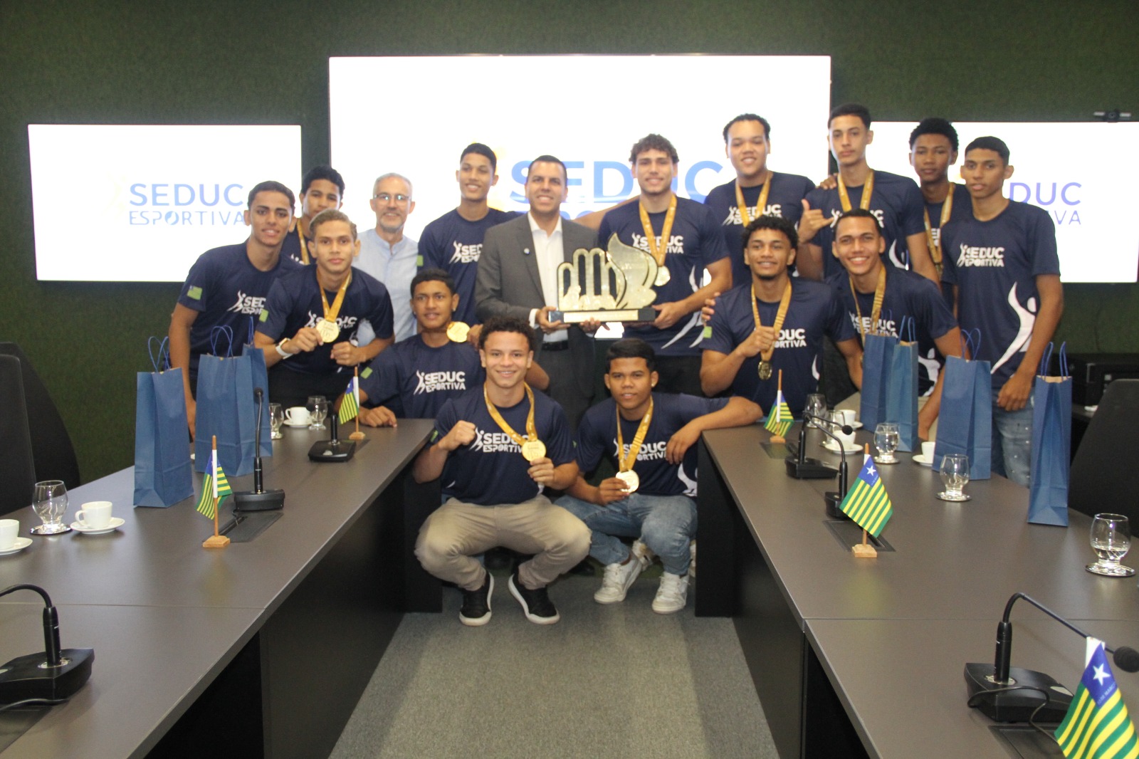 Seduc celebra campeões brasileiros de handebol que representarão o Brasil na Macedônia