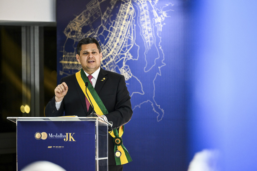 Medalha JK homenageia senadores por contribuição ao setor de transportes
