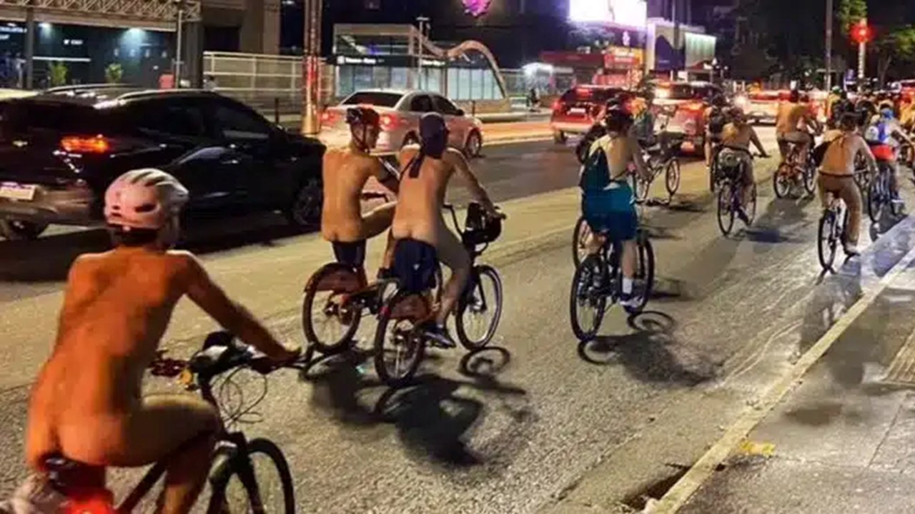 Pedalada Pelada: ciclistas nus cruzam a Avenida Paulista em protesto por mais segurança no trânsito