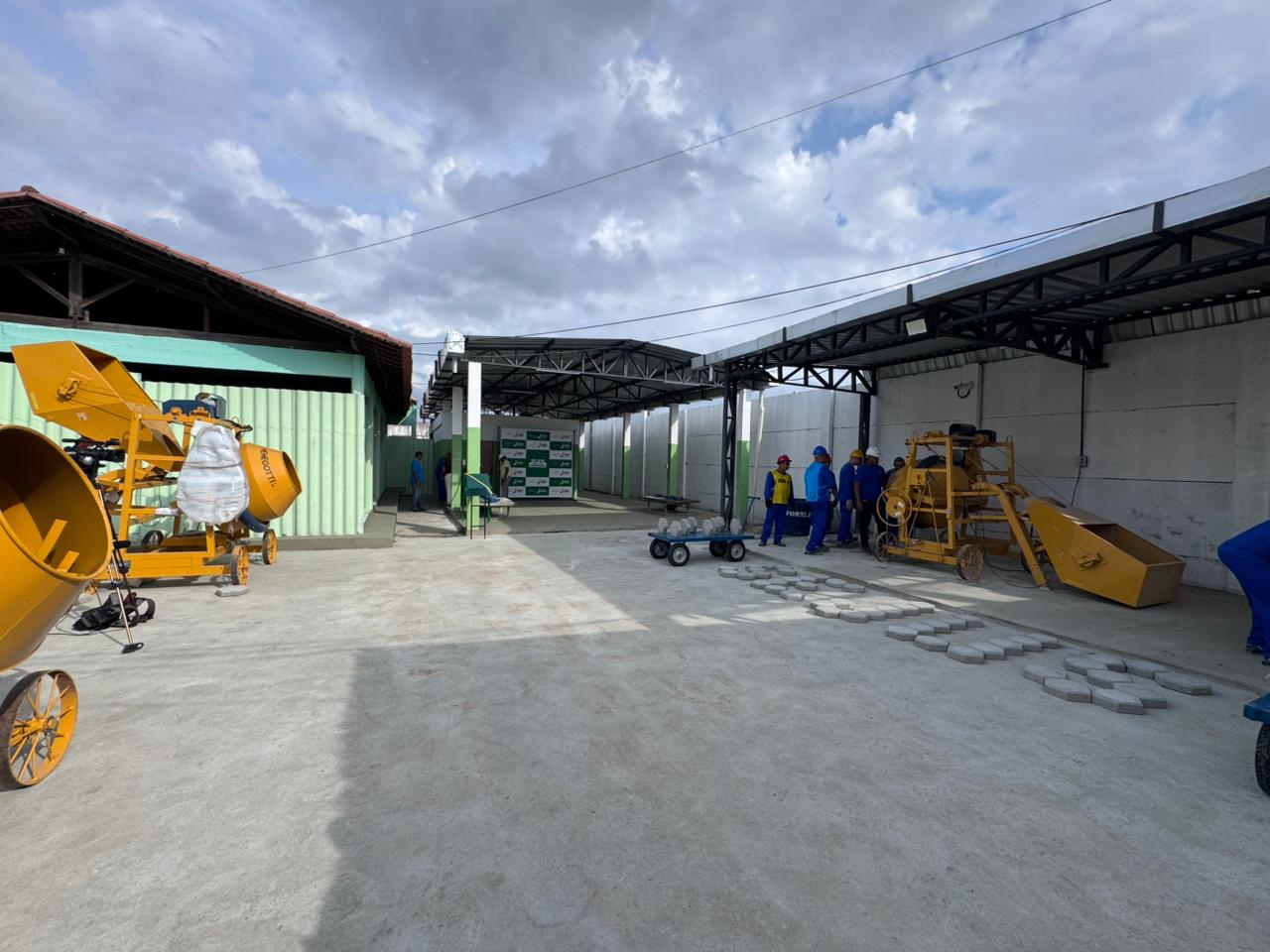 Sejus inaugura fábrica de blocos de concreto e passarela na Penitenciária de Picos