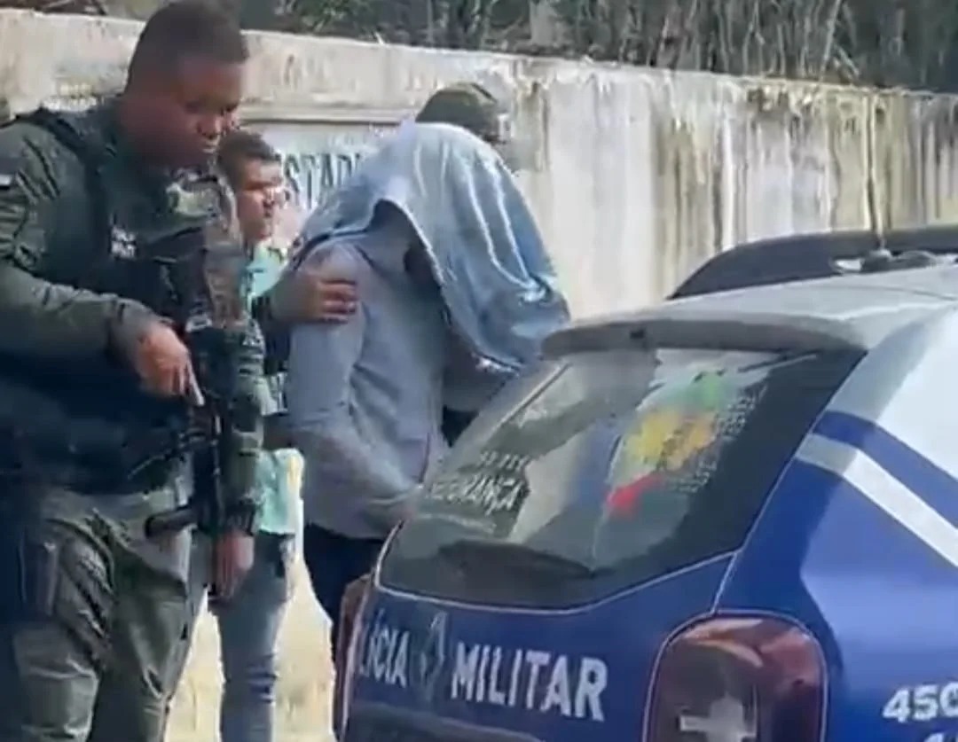 Adolescente ataca três colegas com faca em escola de PE