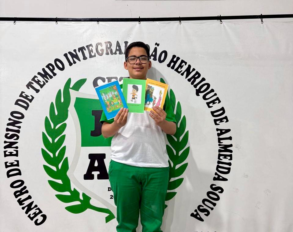 Autor de três livros, estudante de 15 anos da rede estadual vira inspiração para colegas no Clube de Leitura em Teresina