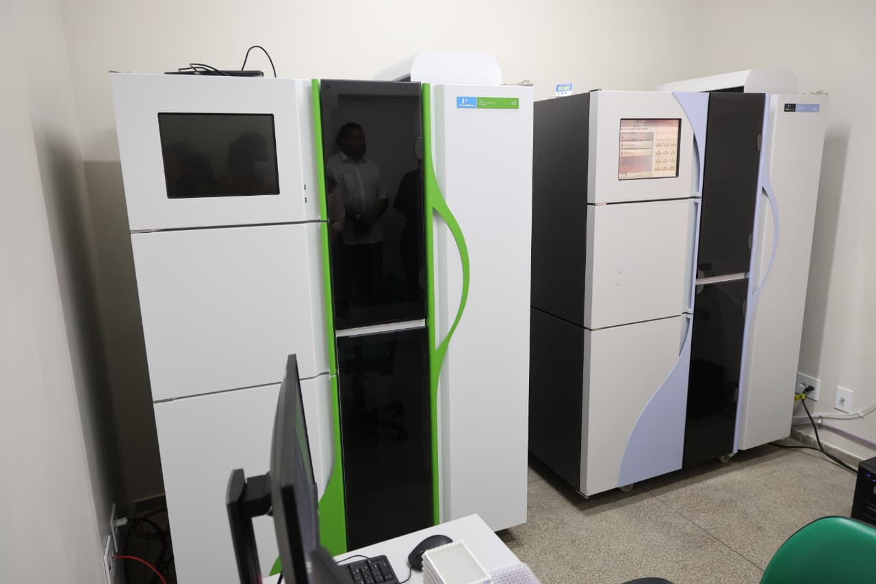 Lacen recebe novo equipamento e amplia triagem do teste do pezinho
