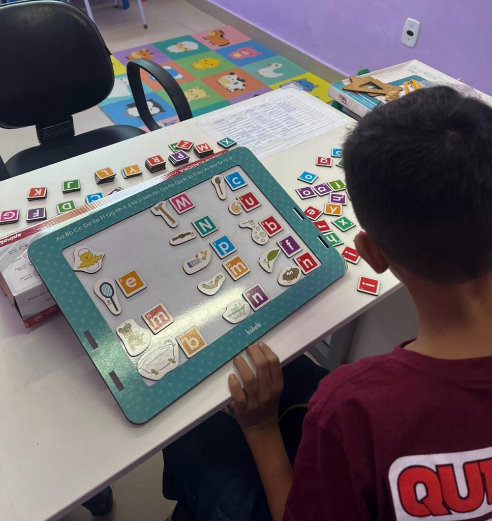 Terapia fonoaudiológica do CER IV usa tecnologia para auxiliar no desenvolvimento infantil