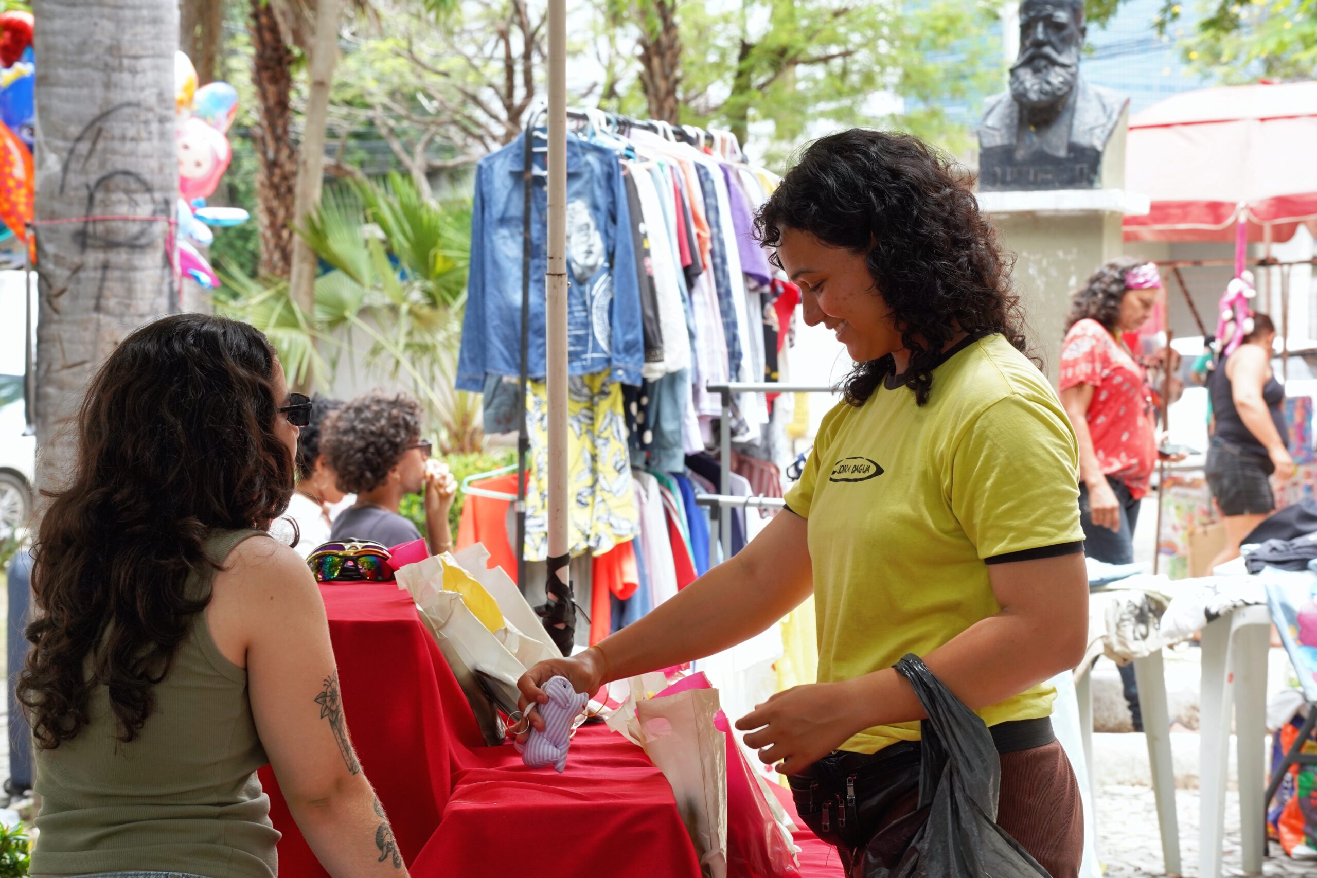 Feira na Praça realiza mais uma edição com apresentações de Nayra Lima e Boi Riso da Floresta neste domingo (22)