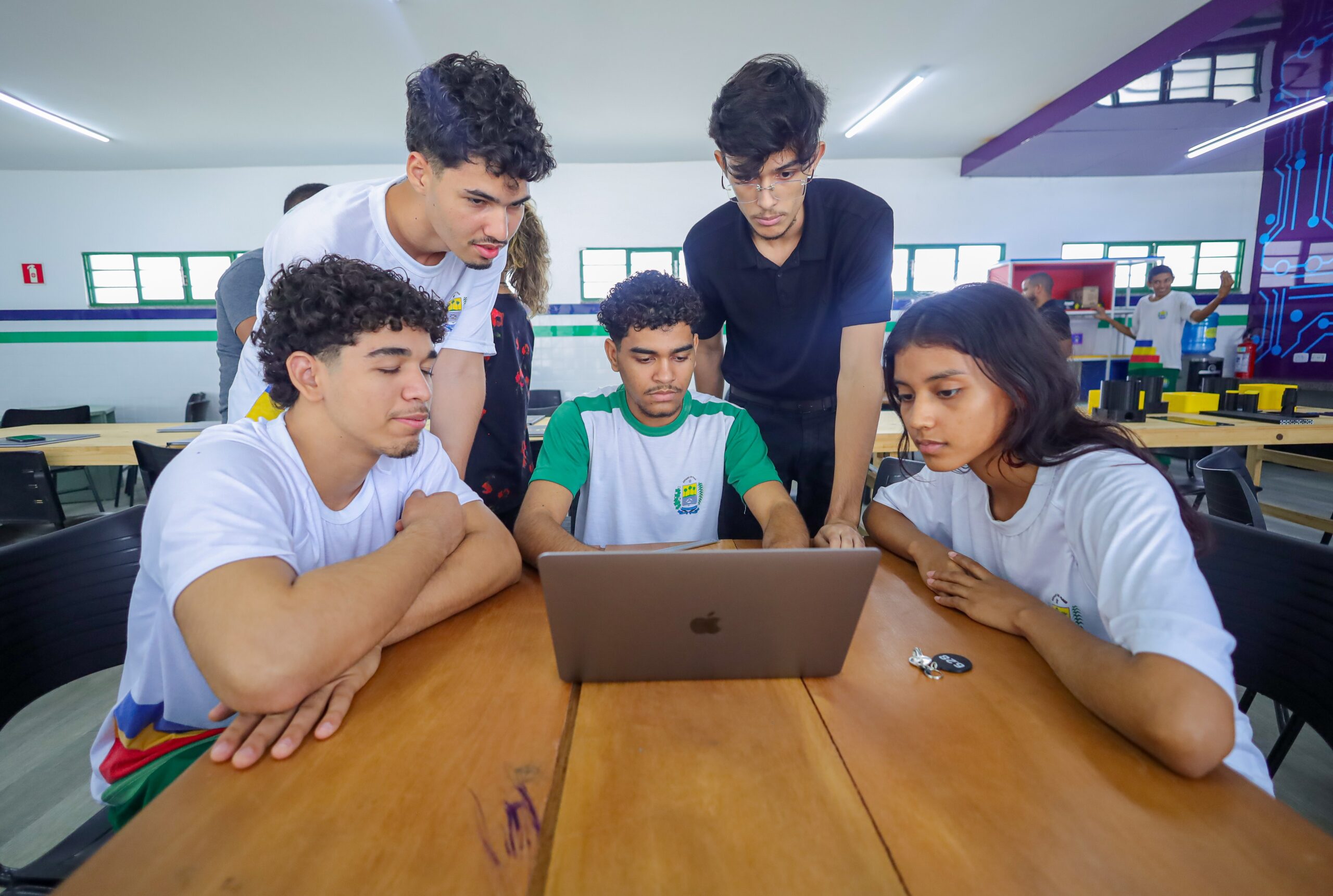 Conectividade transforma rotina e amplia aprendizagem nas escolas de tempo integral