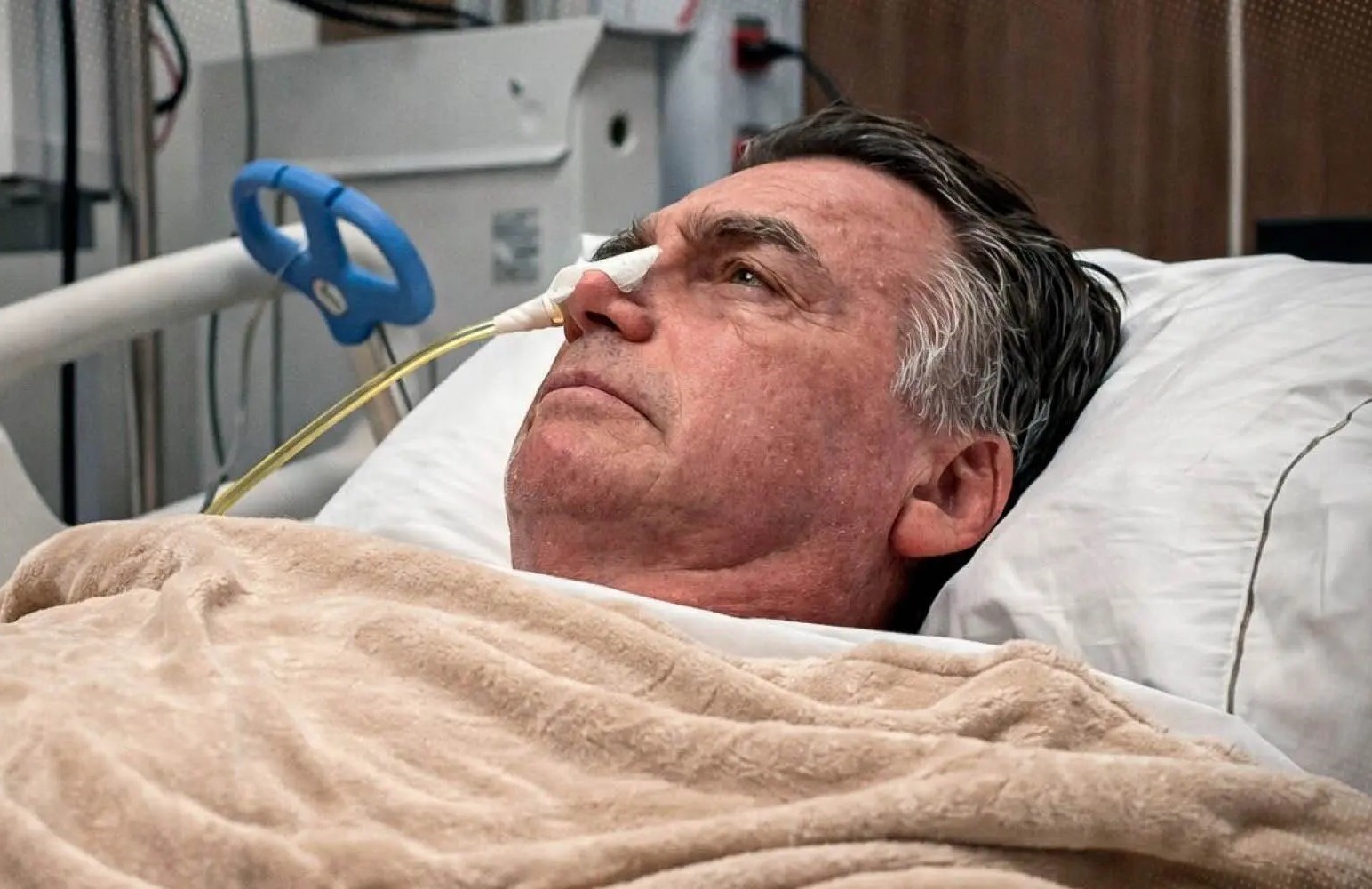 Bolsonaro sai da UTI e segue internado sem alta