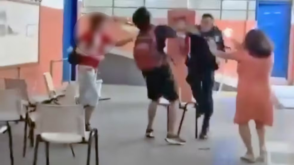 VÍDEO: PM agride estudantes em escola do RJ por protesto contra assédio
