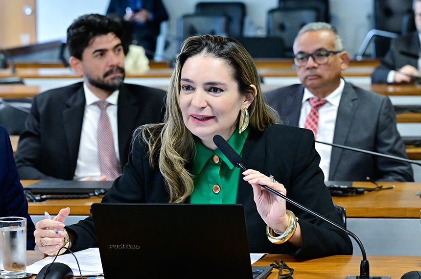 CDH aprova projeto que proíbe manifestações transfóbicas em estádios