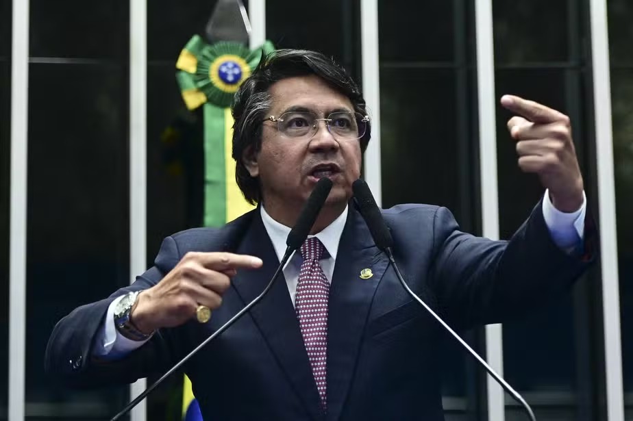 Senador é pego dirigindo sem placa, com giroflex ligado e CNH vencida em SP