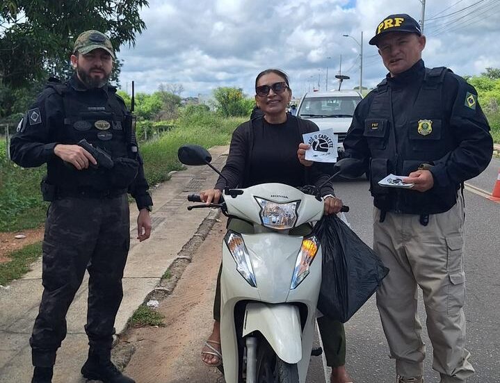 Secretaria de Segurança realiza ação educativa sobre uso do capacete em São Raimundo Nonato