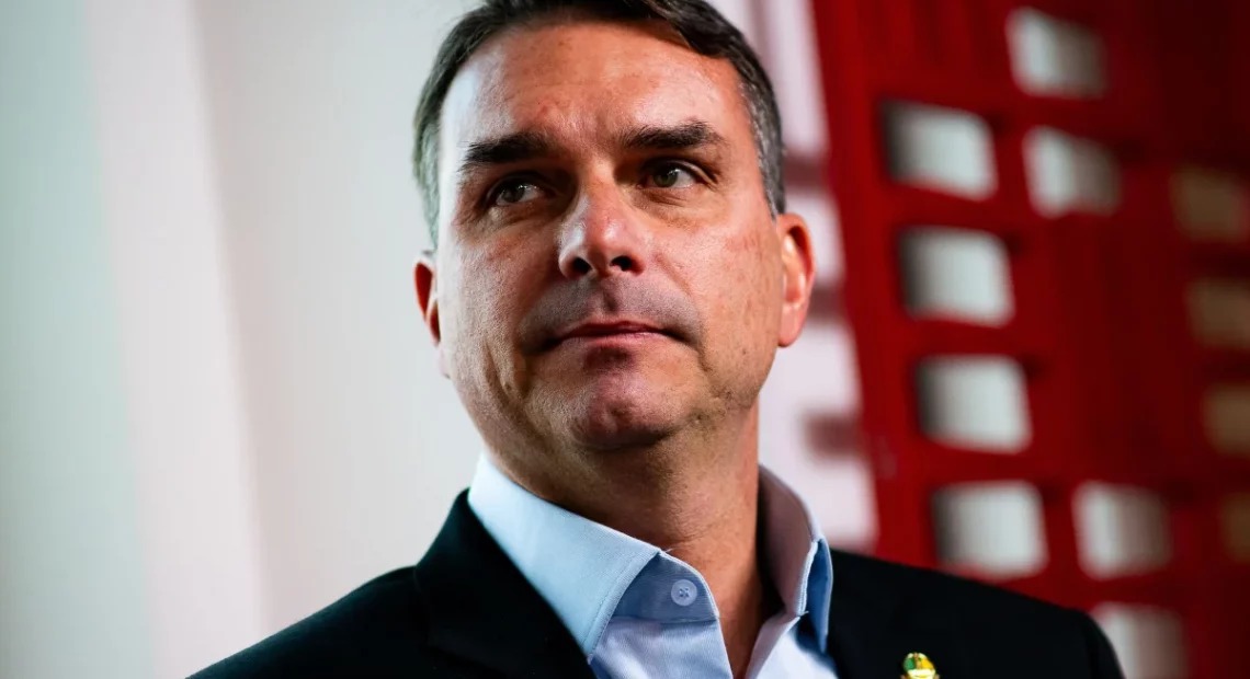 Flávio Bolsonaro advogou para PM suspeito de matar criança no RJ