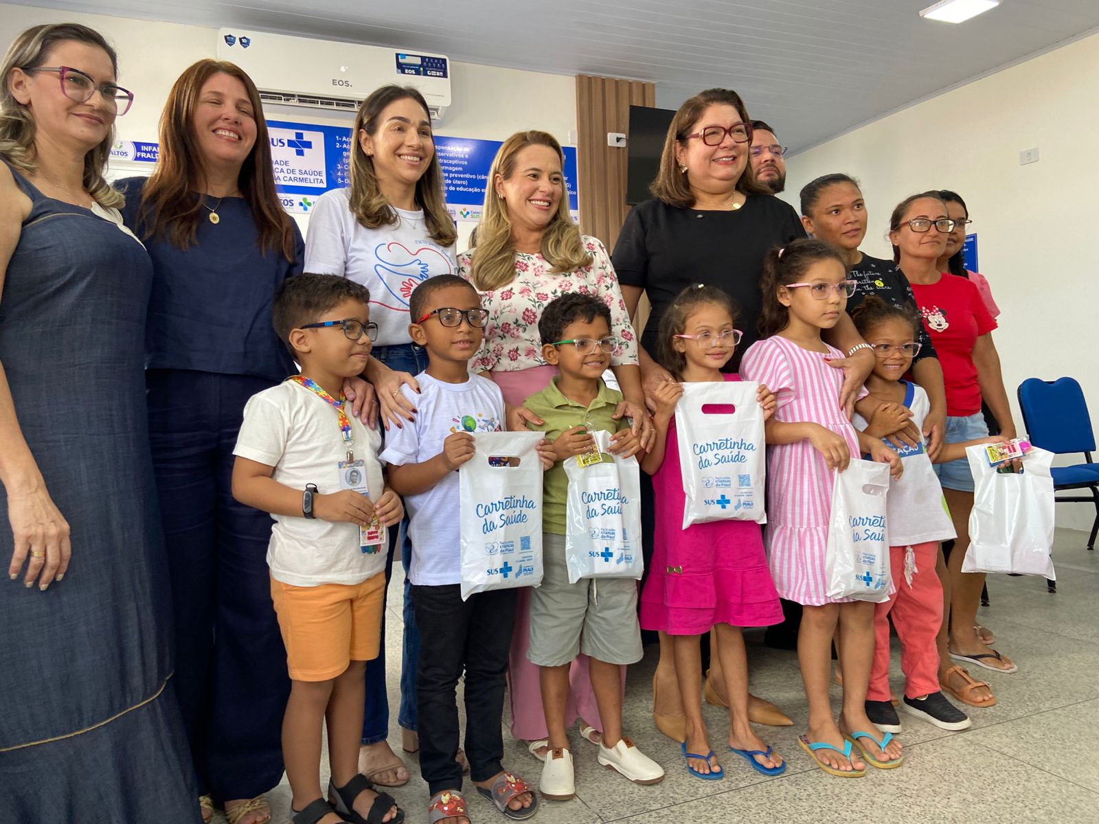 Carretinha da Saúde entrega óculos gratuitos a crianças em Altos e Coivaras