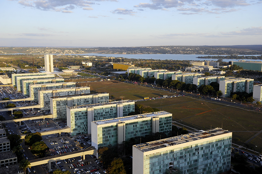 Lei reestrutura carreiras do serviço público federal