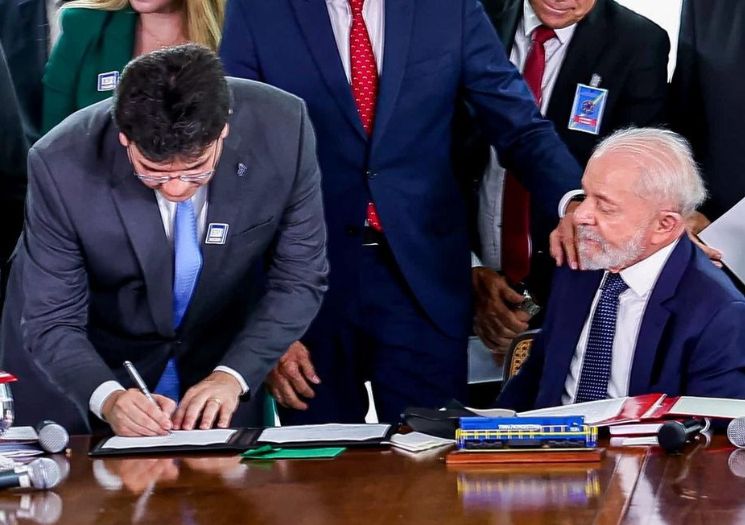 Rafael e Lula assinam aditivo para conclusão da Transnordestina