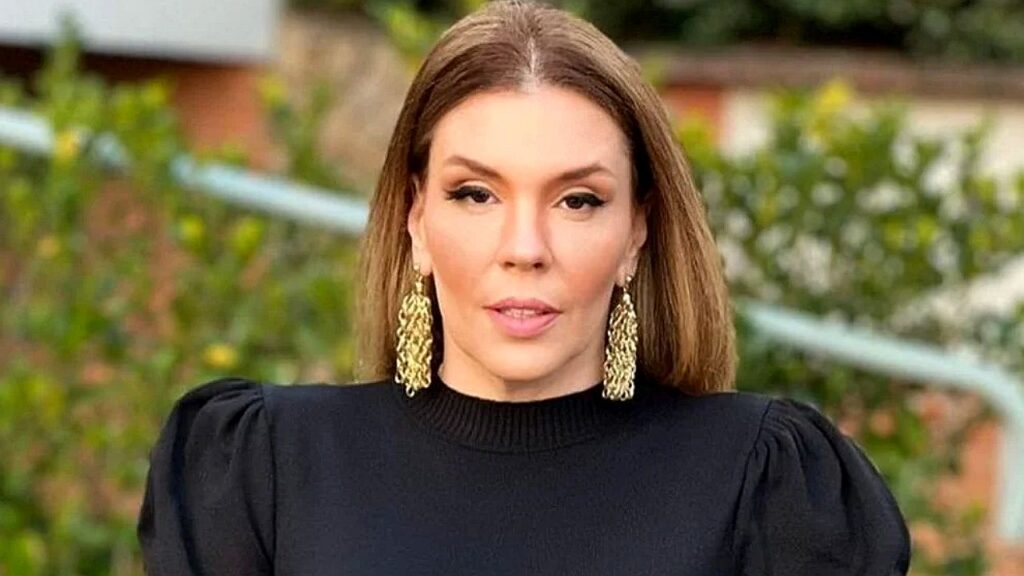 Simony celebra remissão total do câncer após tratamento