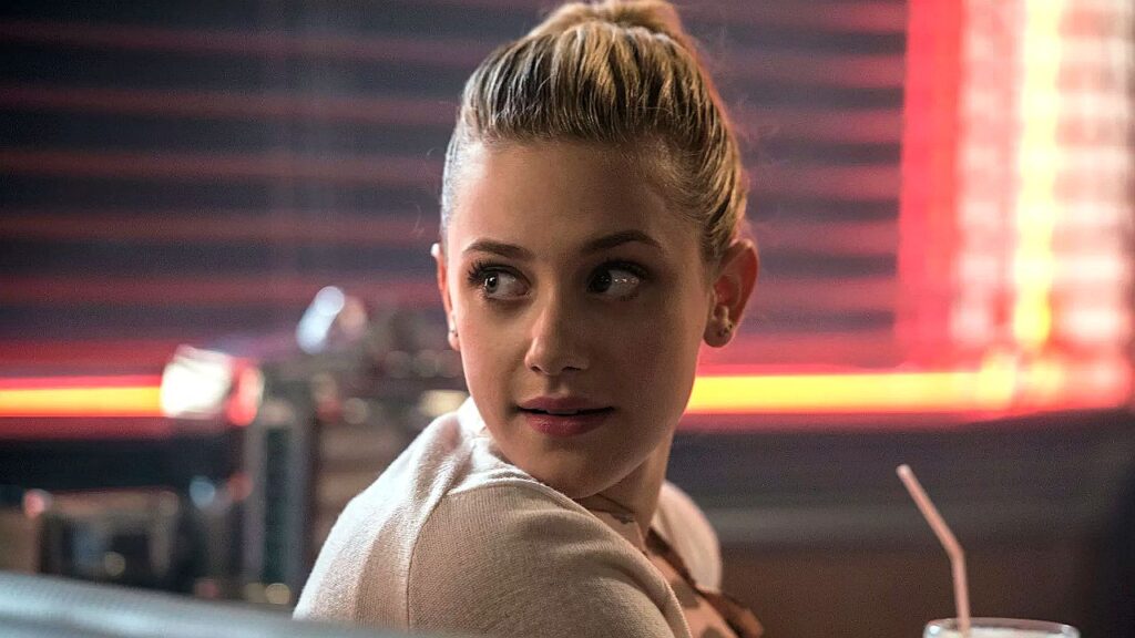 Lili Reinhart revela situação embaraçosa em filmagem