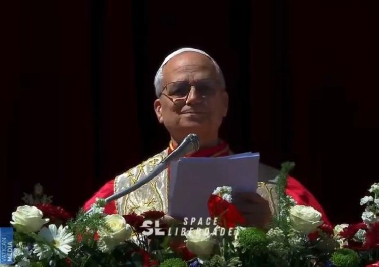 Papa Leão XIV deseja “Feliz Páscoa” em português durante missa no Vaticano