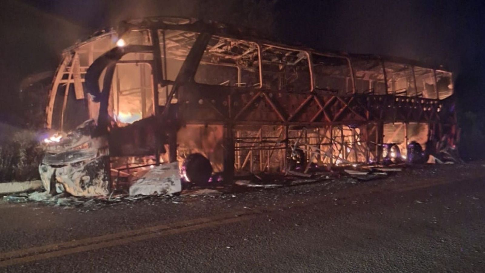 Ônibus com 26 passageiros pega fogo na BR-407 em Jaicós