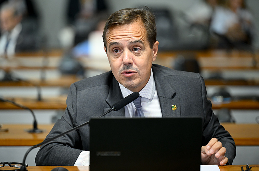Escolas deverão orientar sobre prevenção à pedofilia e uso de redes, aprova CDH