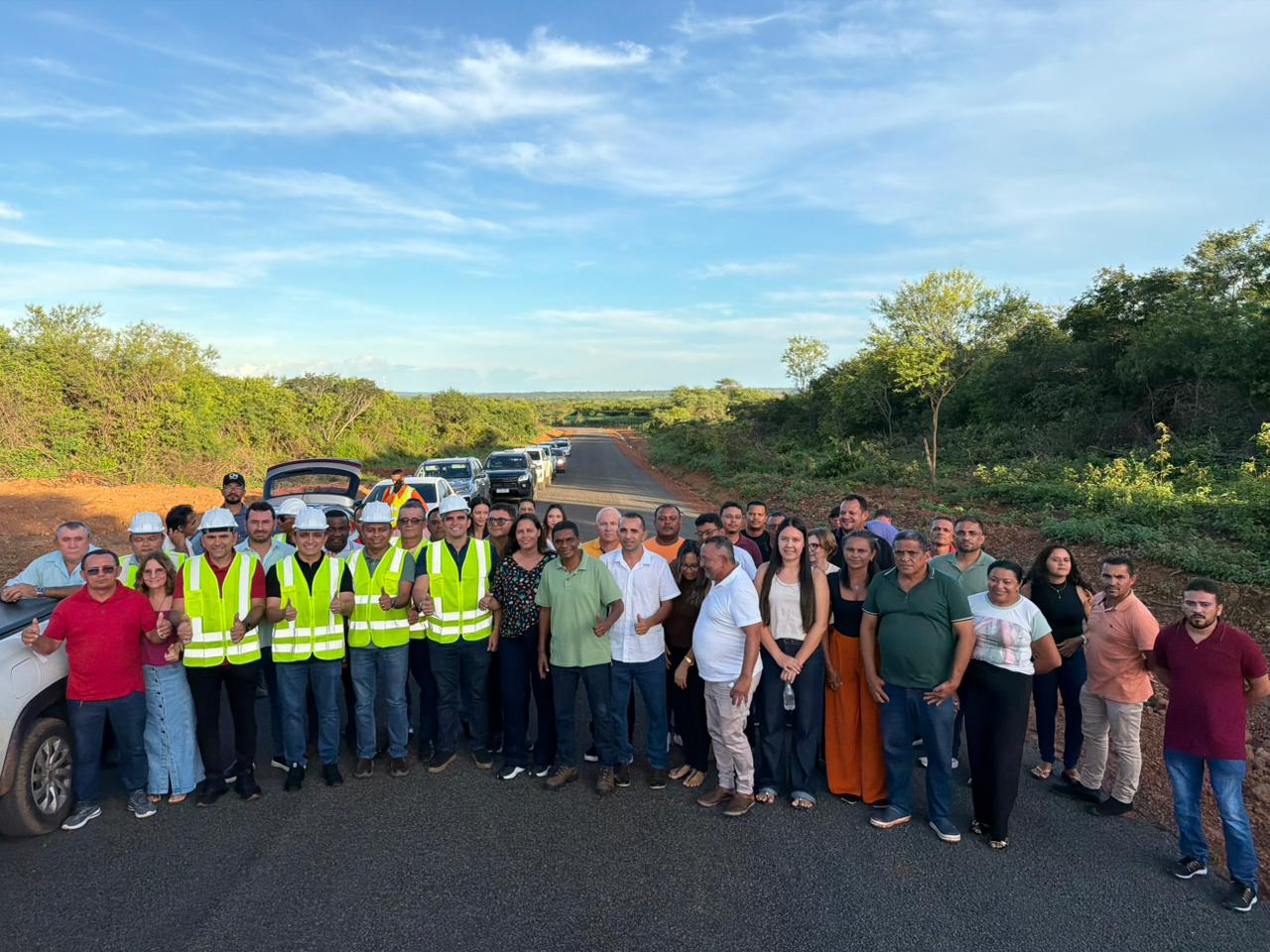 Deputado e prefeitos visitam obras da Rodovia Colônia - São Francisco