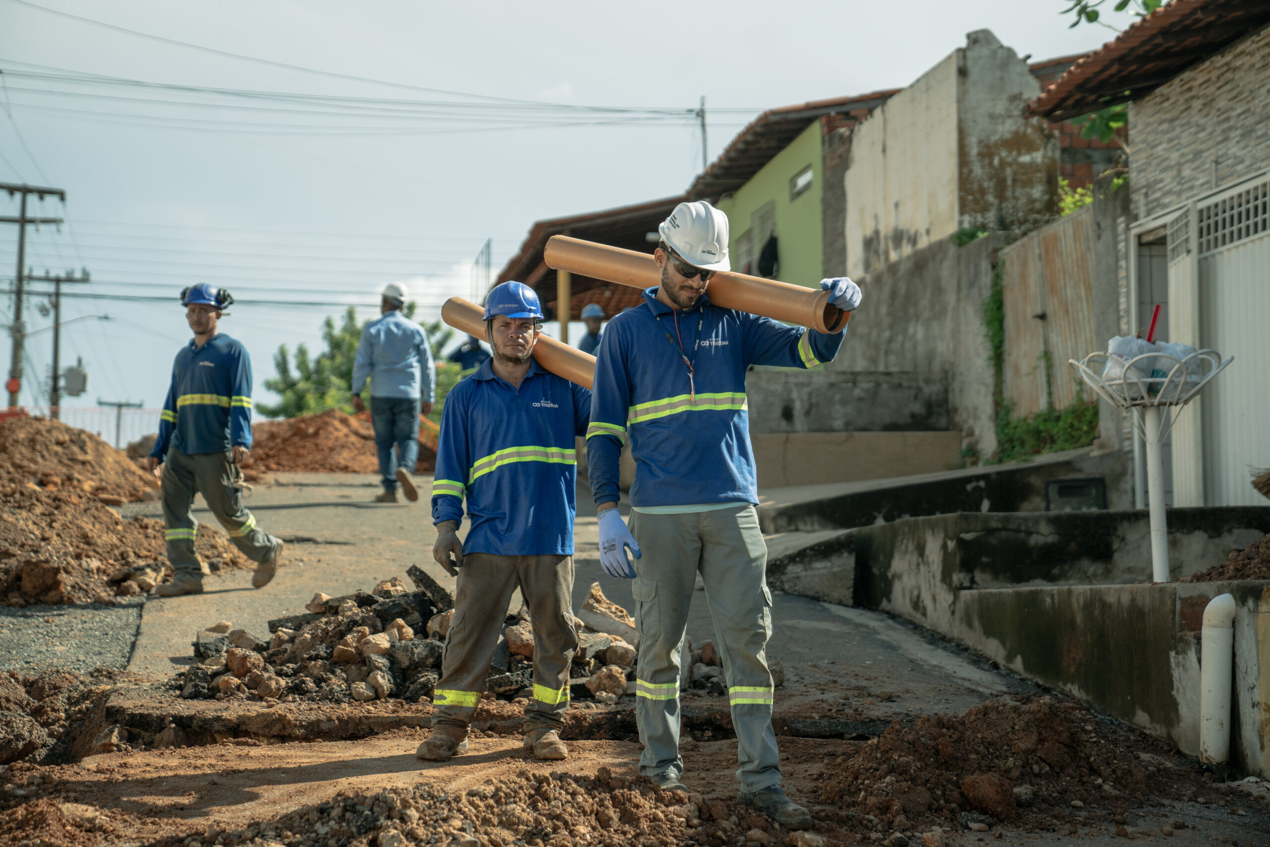 Águas de Teresina amplia rede de esgoto com novas obras em seis bairros da capital
