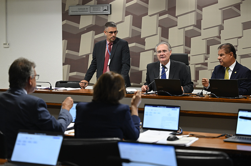 CAE aprova piso de R$ 13.662 para médicos e cirurgiões-dentistas
