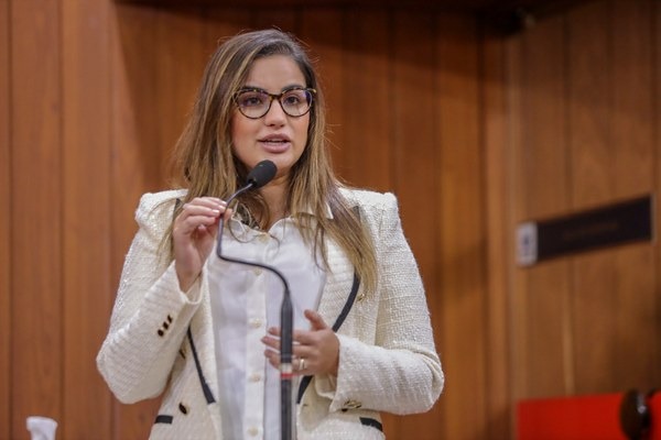 Bárbara do Firmino é internada com apendicite aguda