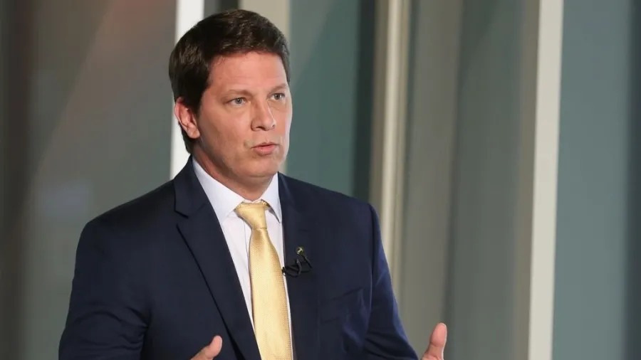 Com fortes dores abdominais, Mário Frias está na UTI
