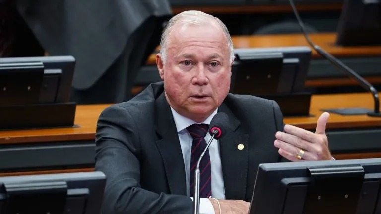 Relator aprova admissibilidade da PEC 6x1, mas votação é adiada