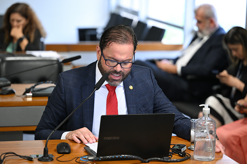 CRE vai aos Estados Unidos acompanhar situação de brasileiros custodiados