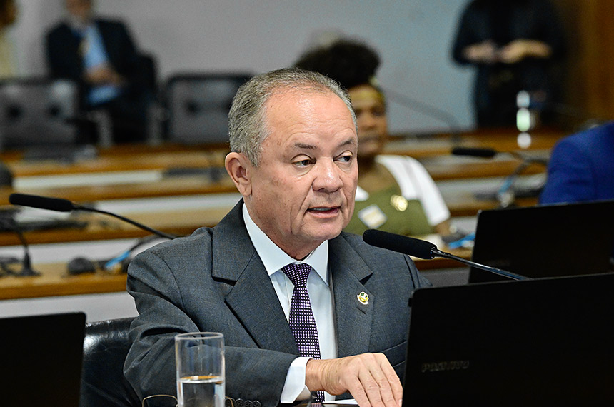 CDH aprova texto que suspende regras sobre identidade de gênero em escolas