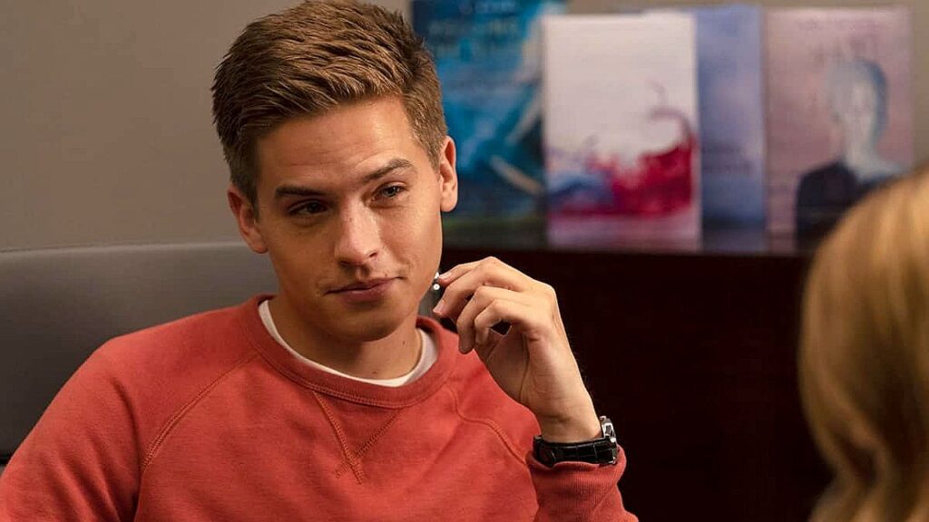 Dylan Sprouse Imobiliza Invasor em Casa em Los Angeles