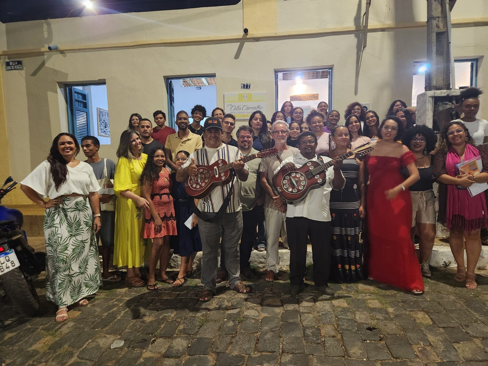 Professores e alunos da Uespi realizam organização de acervo histórico em Oeiras