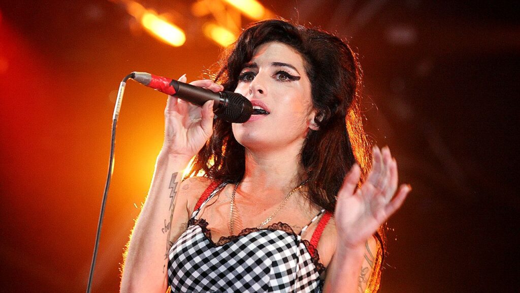 Pai de Amy Winehouse perde disputa por itens pessoais