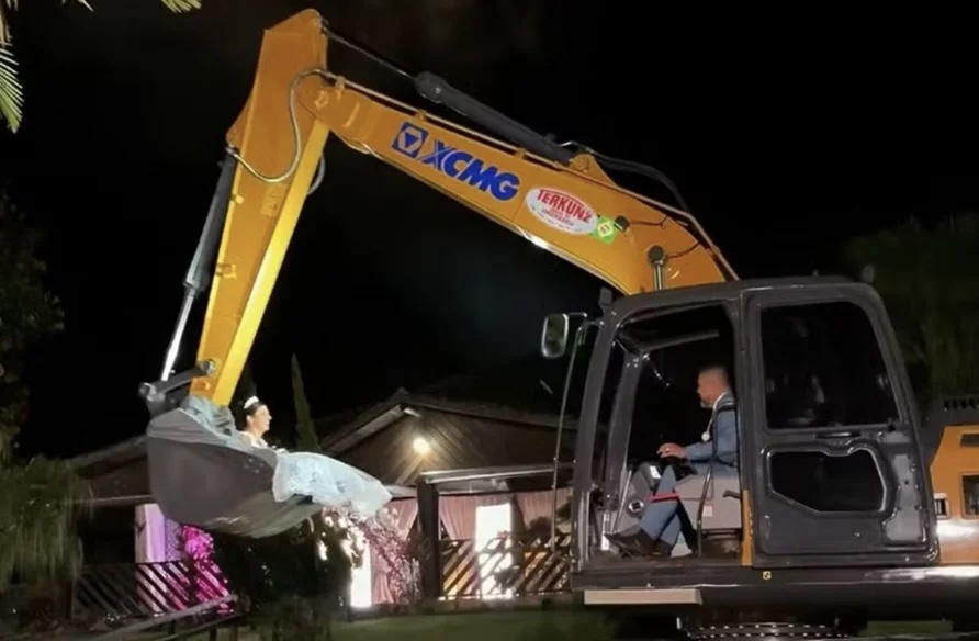 VÍDEO: Noiva abandona carro tradicional e chega ao altar de escavadeira pilotada pelo noivo
