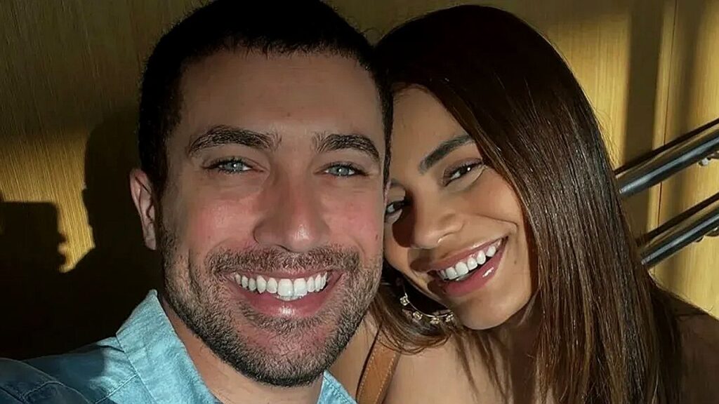 Lexa revela ciúmes de cenas de beijo do marido Ricardo Vianna