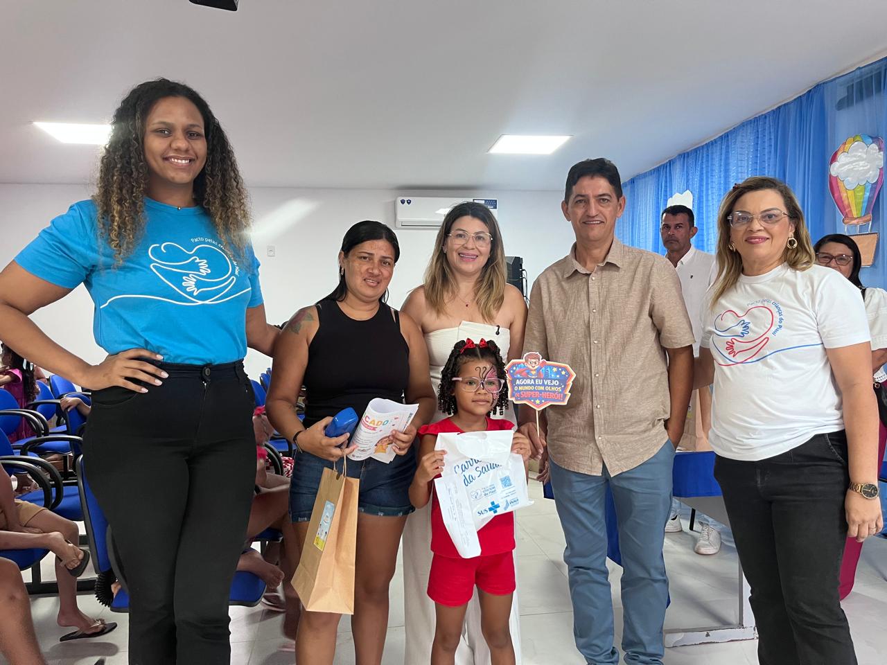 Sesapi entrega óculos para crianças atendidas pela Carretinha da Saúde em José de Freitas