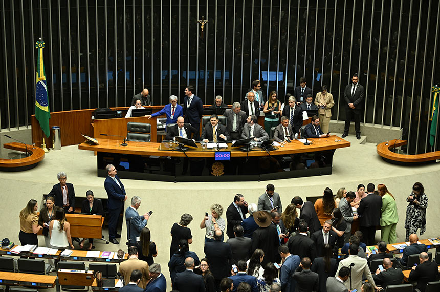 Senador Magno Malta passa mal e é encaminhado a hospital