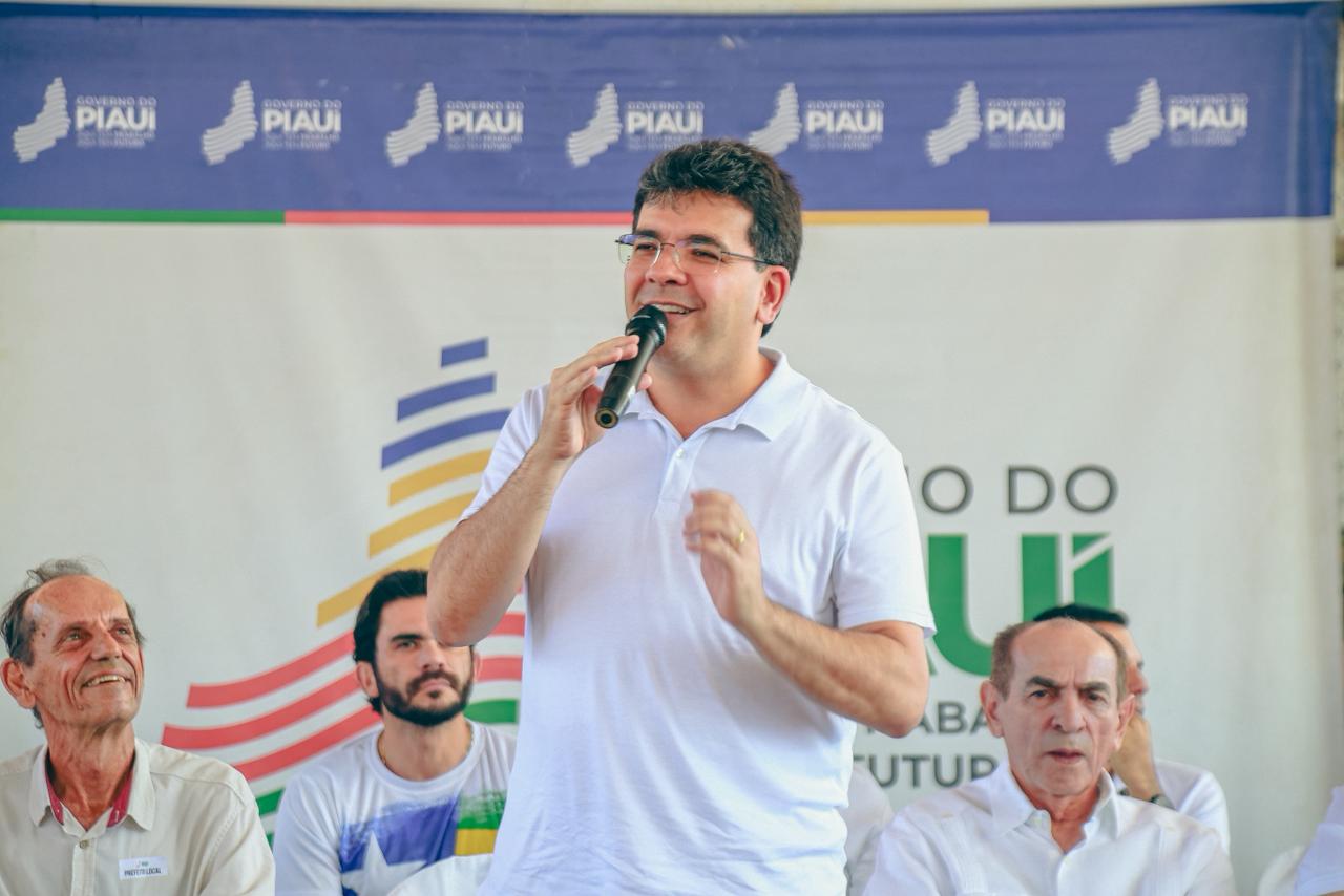 Governador inaugura quadra poliesportiva e anuncia R$ 2,6 milhões em investimentos para o município de Antônio Almeida