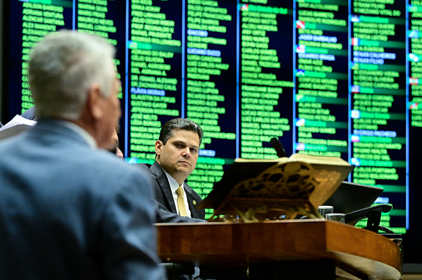 Congresso derruba veto e possibilita redução de penas pelo 8 de janeiro