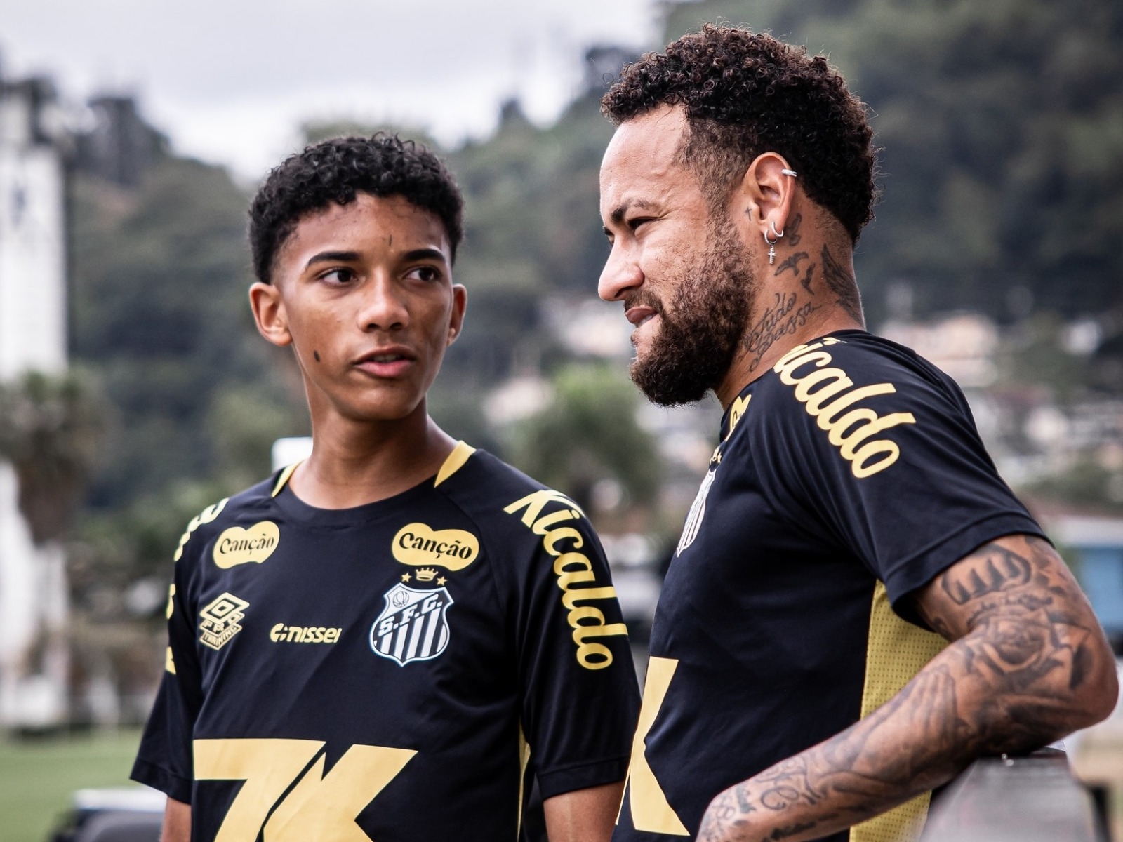 Neymar e Robinho Jr se desentendem em treino do Santos