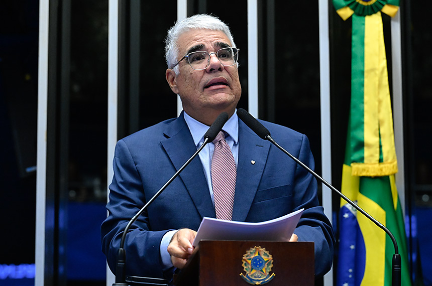 Girão questiona prisão preventiva de ex-assessor de Bolsonaro