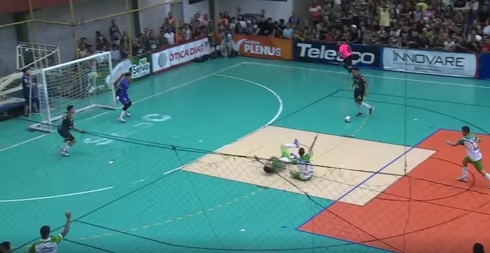 VÍDEO: Jogador deixa de marcar gol para socorrer adversários