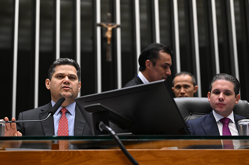 'Representação do povo' é destaque em sessão pelo bicentenário da Câmara