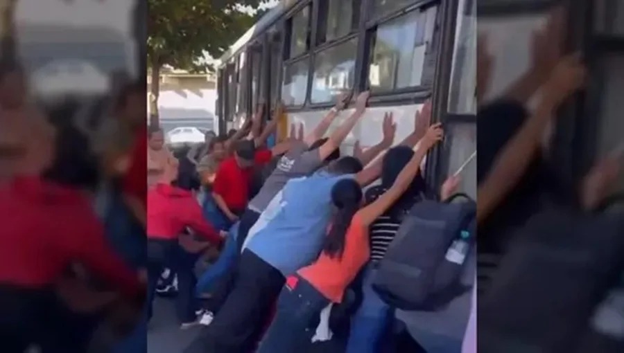 VÍDEO: Populares seguram ônibus e salvam motociclista em GO