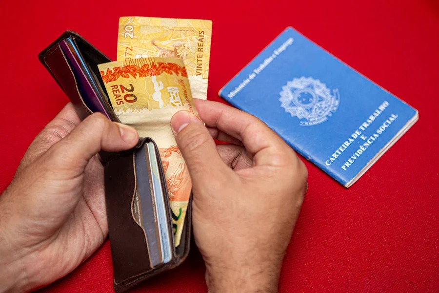 Renda mensal dos brasileiros bate recorde e chega a R$ 3.367