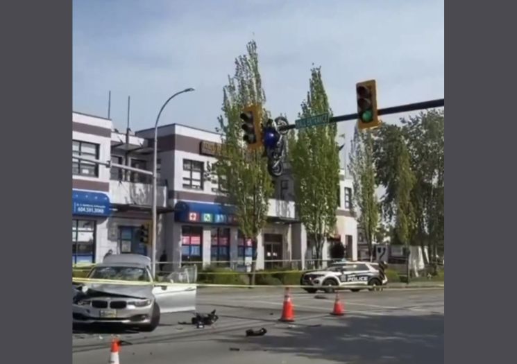 Moto fica presa em poste de semáforo após colisão no Canadá