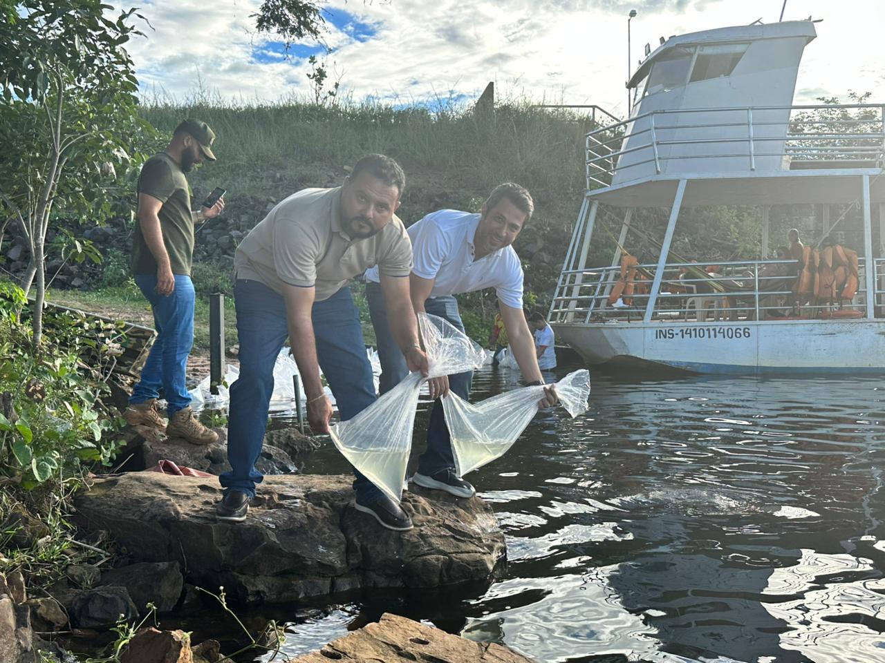 Semarh realiza peixamento com soltura de 100 mil alevinos na Barragem Mesa de Pedra em Valença do Piauí